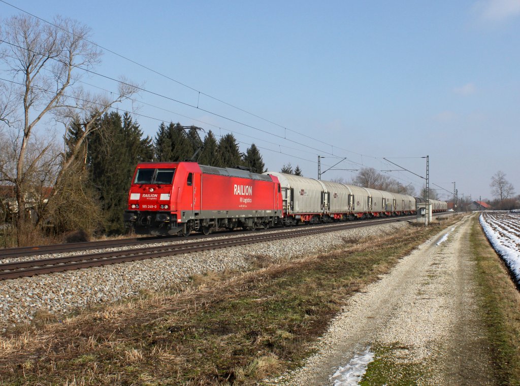 Die 185 249 mit einem Stahlzug am 03.03.2013 unterwegs bei Langenisarhofen.