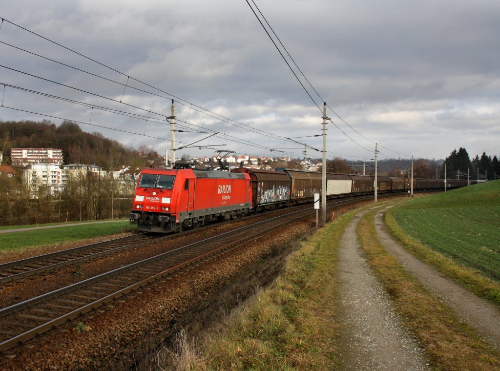 Die 185 250 mit einem Gterzug am 03.01.2012 unterwegs bei Ingling.