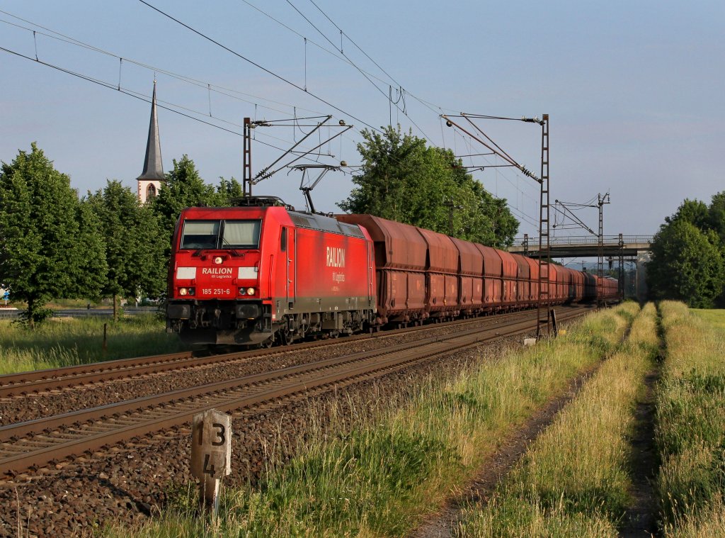 Die 185 251 mit einem Erzzug am 02.06.2012 unterwegs bei Thngersheim.