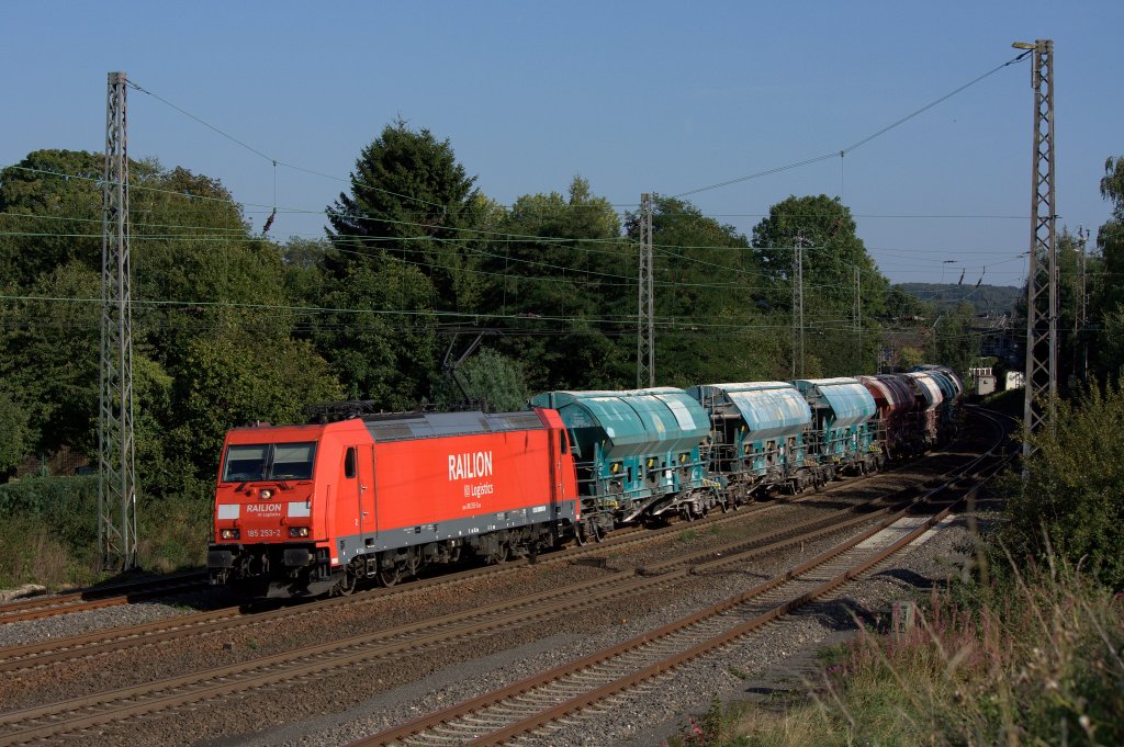 Die 185 253-2 am 08.09.2012 mit einem umgeleiteten Kalkzug in Eschweiler Hbf.