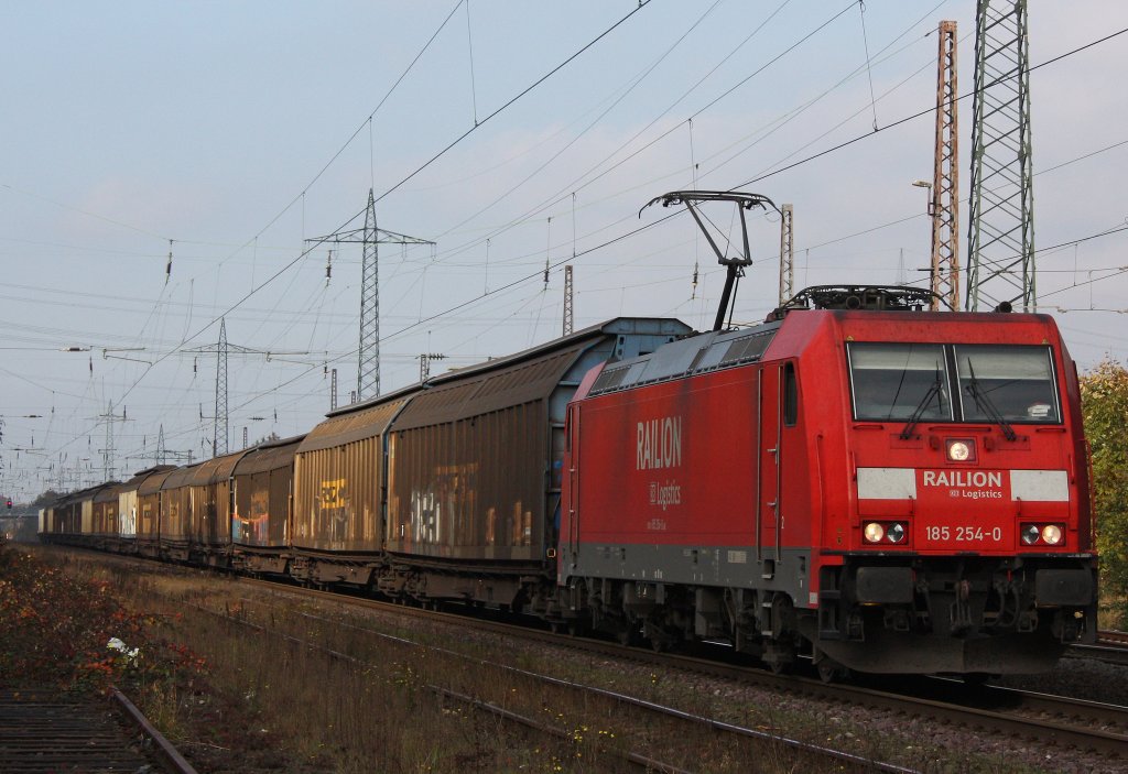 Die 185 254 zieht am 31.10.11 einen Papierzug nach �sterreich durch Ratingen-Lintorf.
Gru� an den Tf!!