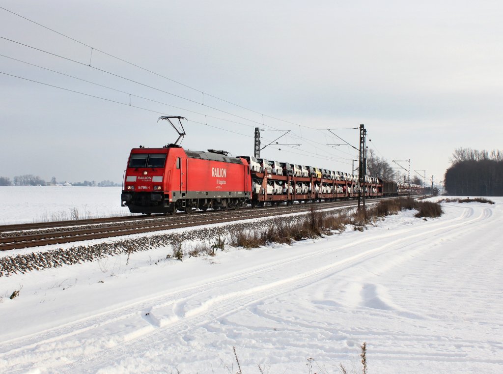Die 185 258 mit einem G�terzug am 12.12.2012 unterwegs bei Langenisarhofen.