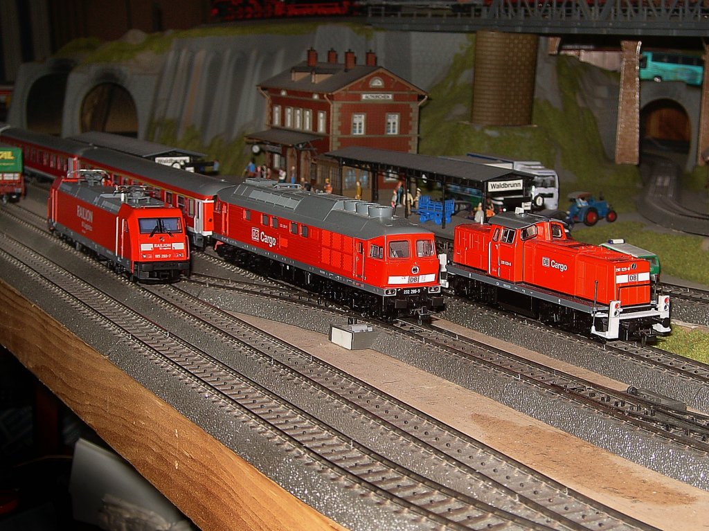 Die 185 260, die 232 286 und die 290 029 im Bahnhof. 