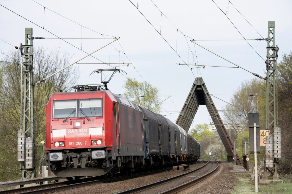 Die 185 260-7 fuhr am 02.04.2011 ber die Drener Dreigurtbrcke.