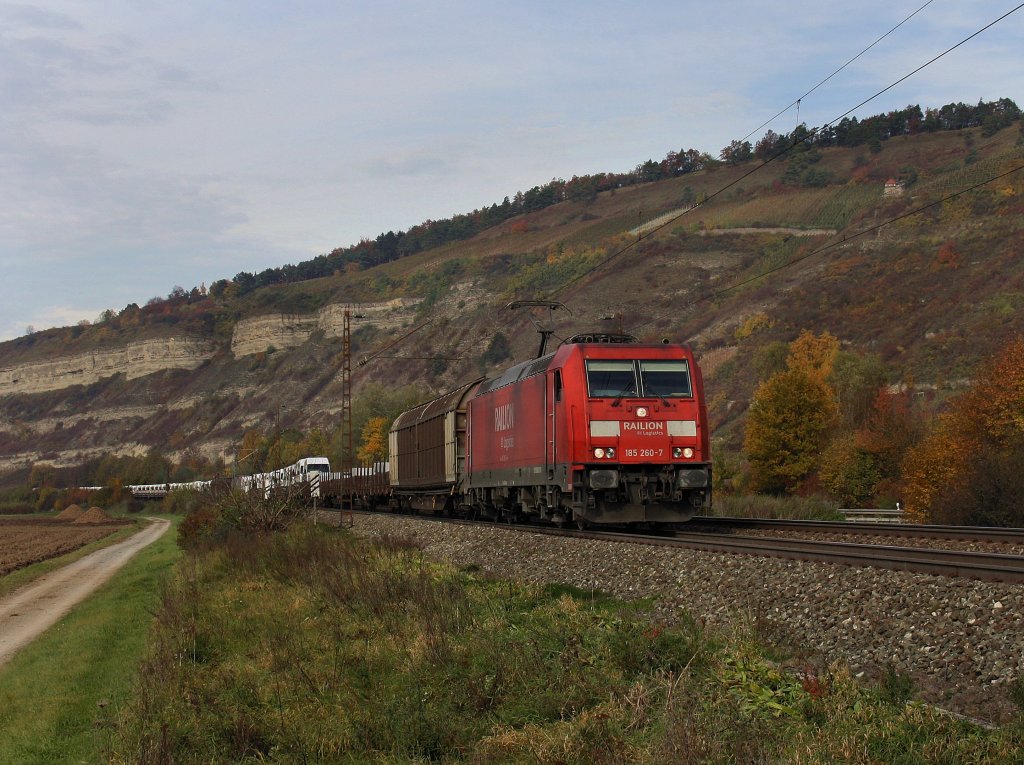 Die 185 260 am 30.10.2010 mit einem G�terzug unterwegs bei Th�ngersheim. 