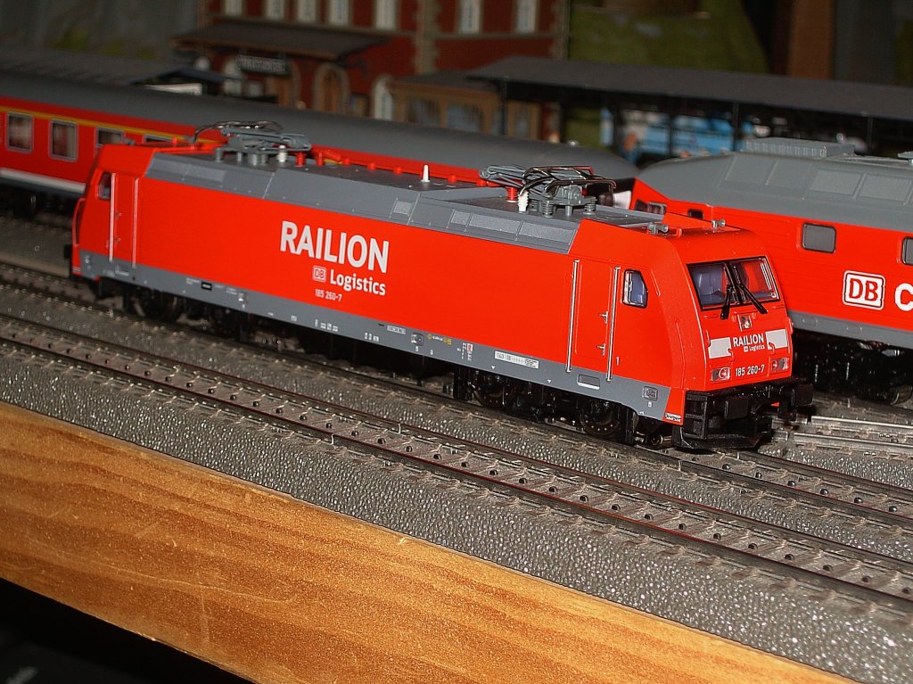 Die 185 260 bei einer Rangierfahrt im Bahnhof. 