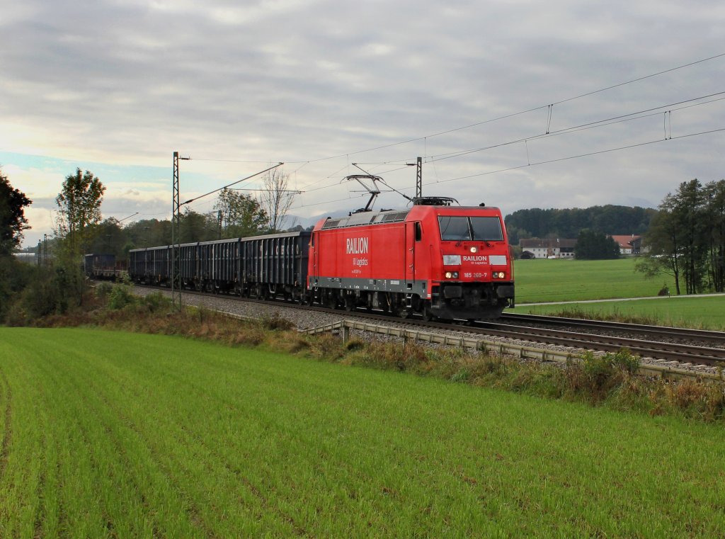 Die 185 260 mit einem Stahlzug am 13.10.2012 unterwegs bei Hilperting.