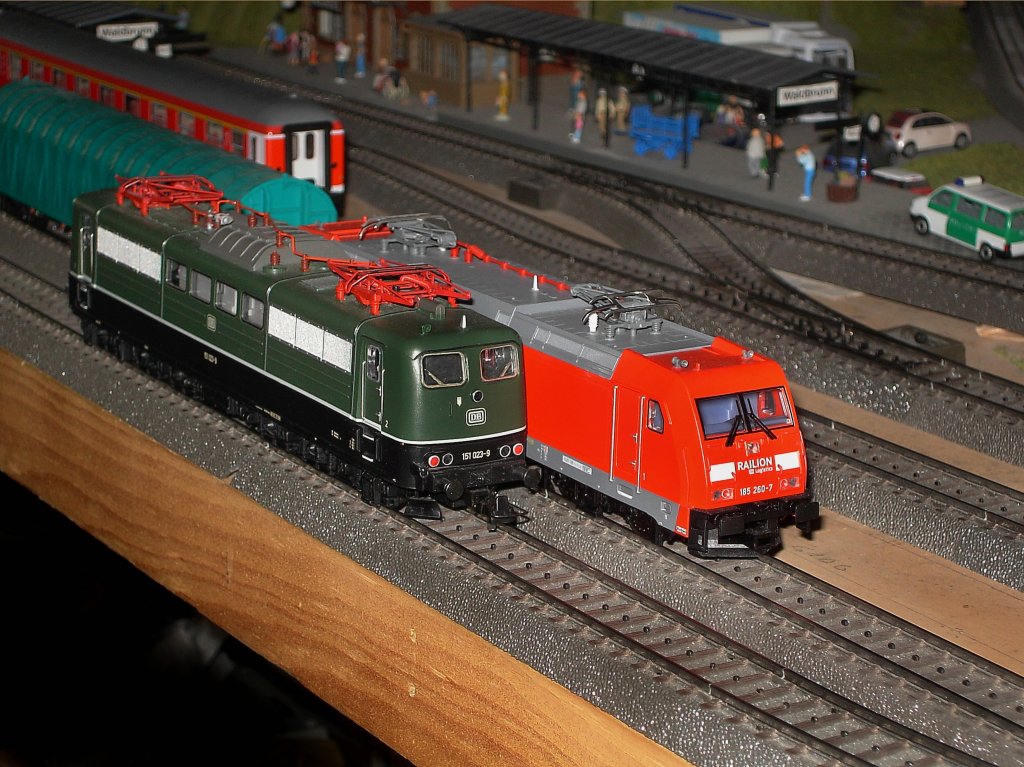 Die 185 260 wartet mit einem Gterzug auf die Ausfahrt wehrend die 151 023 an ihr vorbei rollt. 