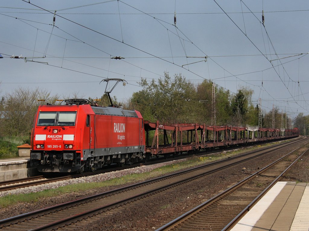 Die 185 265 am 28.04.2010 mit einem lehren Autozug bei der Durchfahrt in Drverden. 