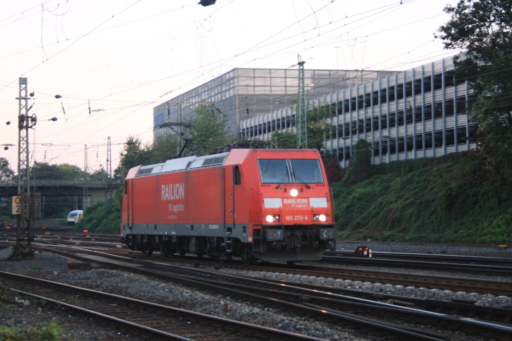 Die 185 270-6 von Railion rangiert in Aachen-West bei Abendsonne.
28.9.2011
