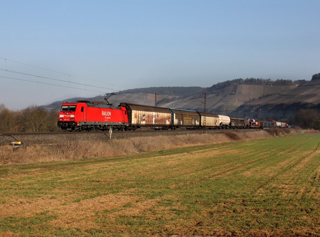 Die 185 271 mit einem Gterzug am 17.03.2012 unterwegs bei Himmelstadt.