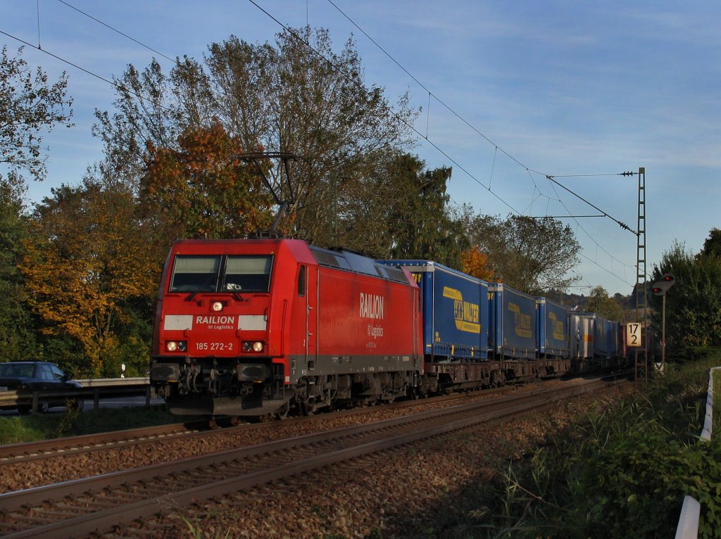 Die 185 272 am 08.10.2010 mit einem KLV-Zug unterwegs bei Hausbach. 