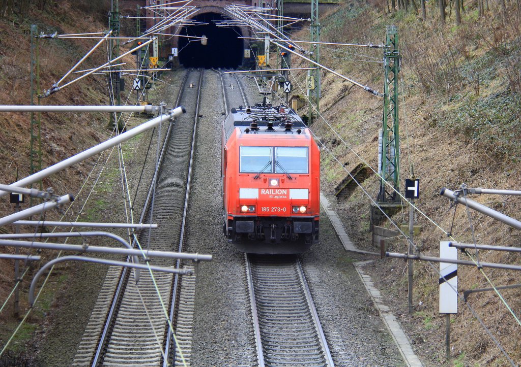 Die 185 273-0 von Railion leistete bei einer Cobra 2827 mit einem kurzen Coilzug aus Aachen-West nach Belgien. Und fhrt als Lokzug vom Gemmmenicher-Tunnel nach Aachen-West und rollt die Gemmenicher-Rampe herunter nach Aachen-West. Aufegenommen bei Reinartzkehl an der Montzenroute bei 16 Grad Plus und Wolken am 8.3.2013.
