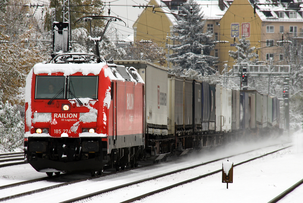 Die 185 274-8 zieht einen KLV Zug durch Mnchen Heimeranplatz am 28.10.2012