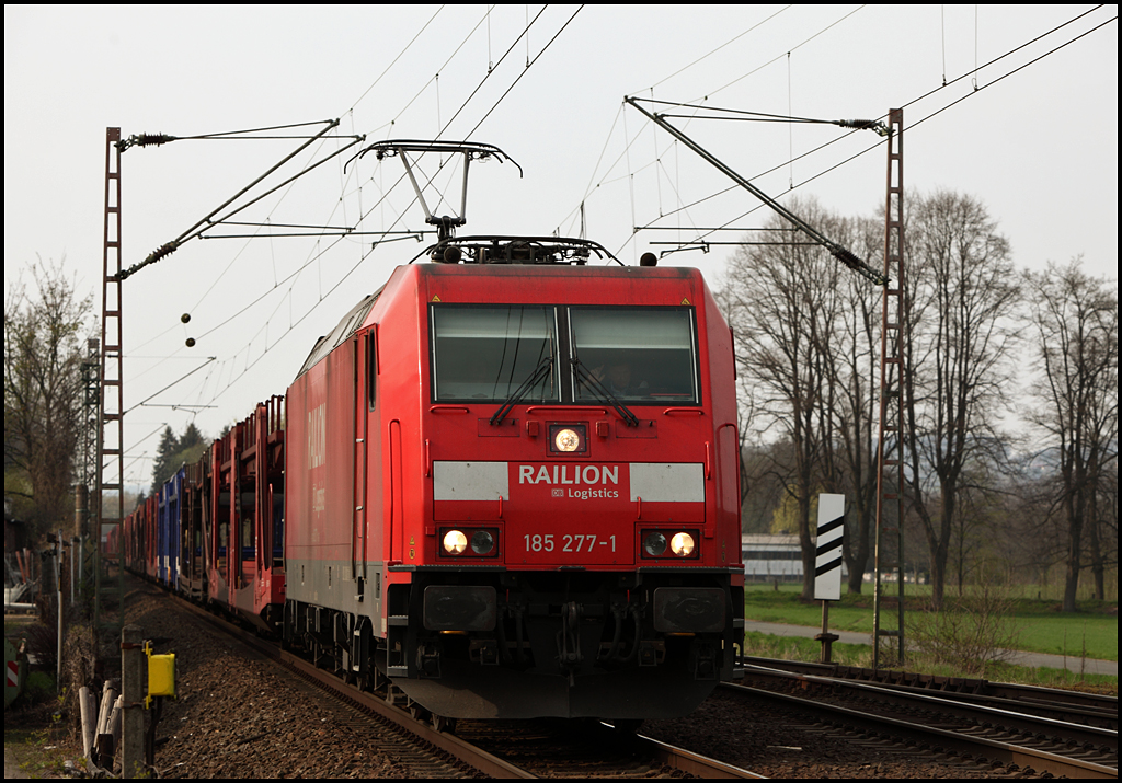 Die 185 277 (9180 6185 277-1 D-DB) hat den Leerzug CSQ 60061, Emden Rbf - Ingolstadt-Nord, am Haken. (13.04.2010)