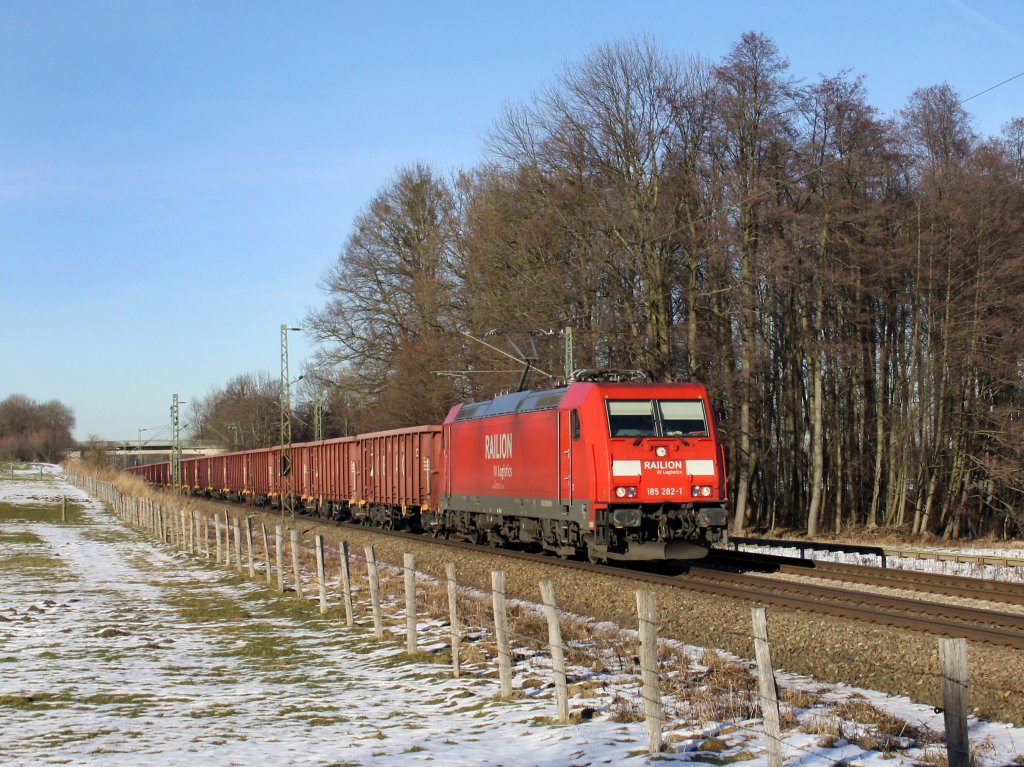 Die 185 282 am 06.02.2011 mit einem Stahlzug unterwegs bei Grokarolinenfeld (B Vogl).