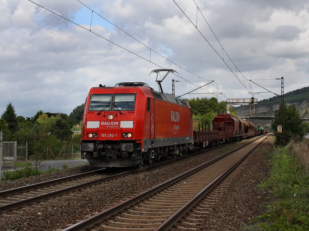 Die 185 282 mit einem Gemischten Gterzug am 29.08.2009 bei der Durchfahrt in Thngersheim. 