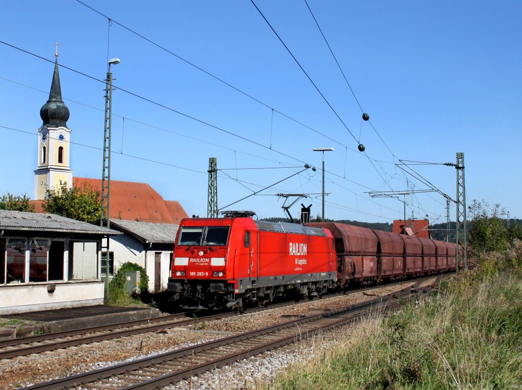 Die 185 283 am 02.10.2011 mit einem Erzzug bei der Durchfahrt in Pleinting. 