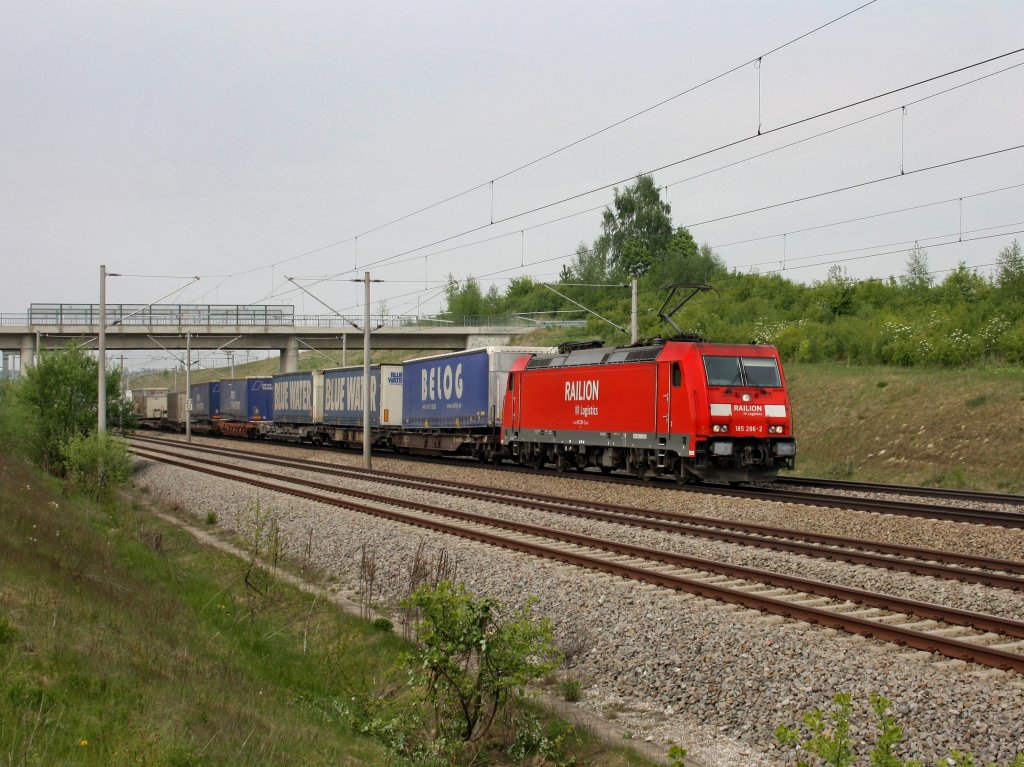 Die 185 286 am 28.04.2011 mit einem KLV-Zug unterwegs bei Hebertshausen. 