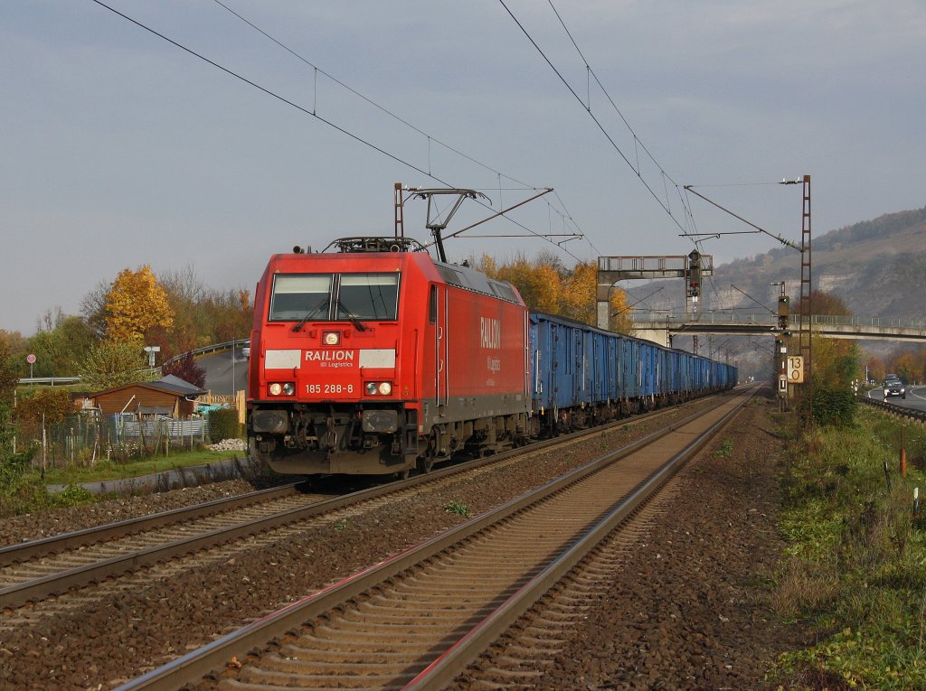 Die 185 288 am 30.10.2010 mit einem Eanos Ganzzug unterwegs bei Th�ngersheim.