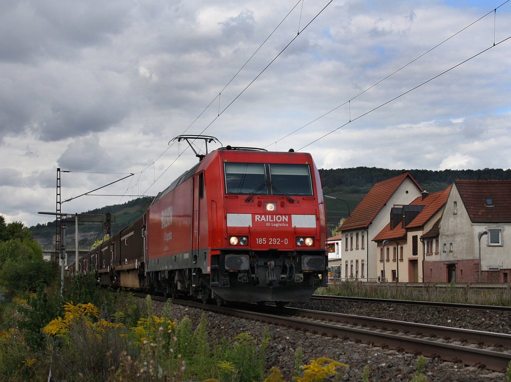 Die 185 292 am 29.08.2009 mit einem G�terzug unterwegs bei Th�ngersheim. 