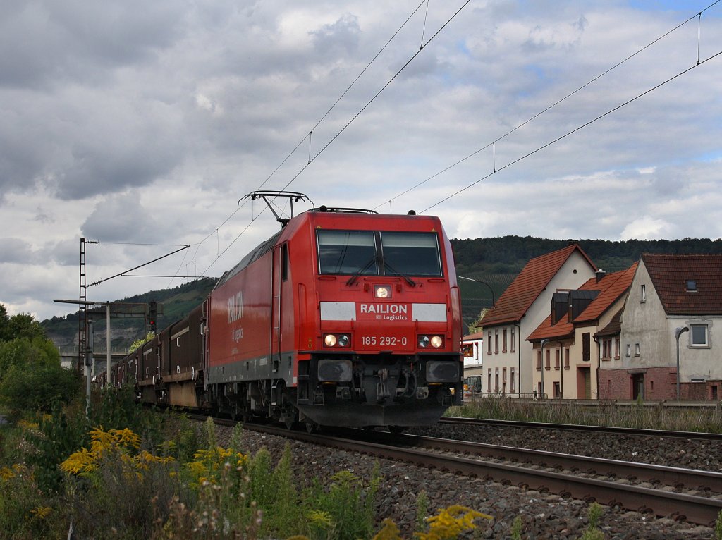 Die 185 292 am 29.08.2009 mit einem Gterzug unterwegs bei Thngersheim. 