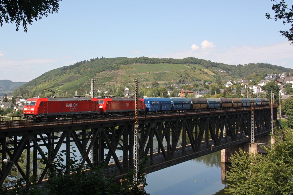 Die 185 300 und eine weitere 185 ziehen am 18.8.11 einen PKP Kohlezug �ber die Moselbr�cke in Bullay.