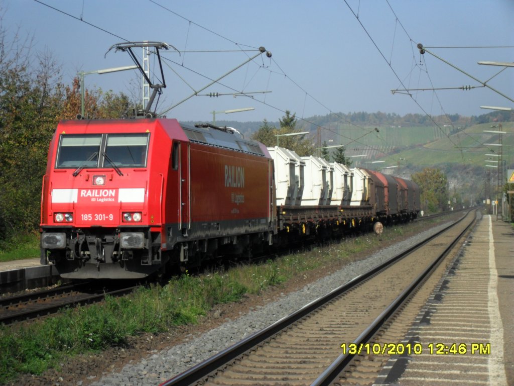 Die 185 301-9 durchfuhr mit einem gemischten Gterzug den Bahnhof Himmelstadt