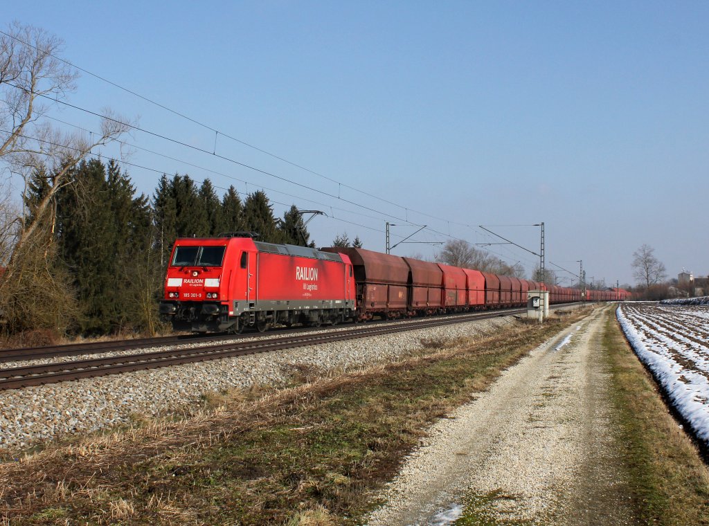 Die 185 301 mit einem Erzzug am 03.03.2013 unterwegs bei Langenisarhofen.