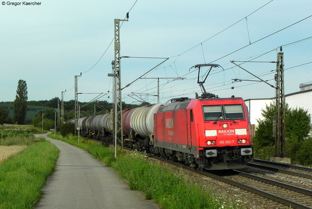 Die 185 302-7 mit einem lzug Richtung Westen am 15.07.2011 bei Illingen (Wrtt.).