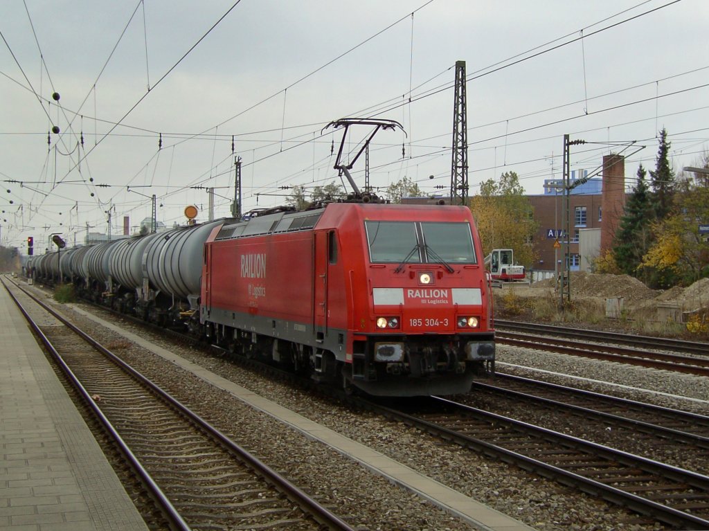 Die 185 304 mit einem Kesselzug am 08.11.2008 bei der Durchfahrt am Heimeranplatz (Mnchen).