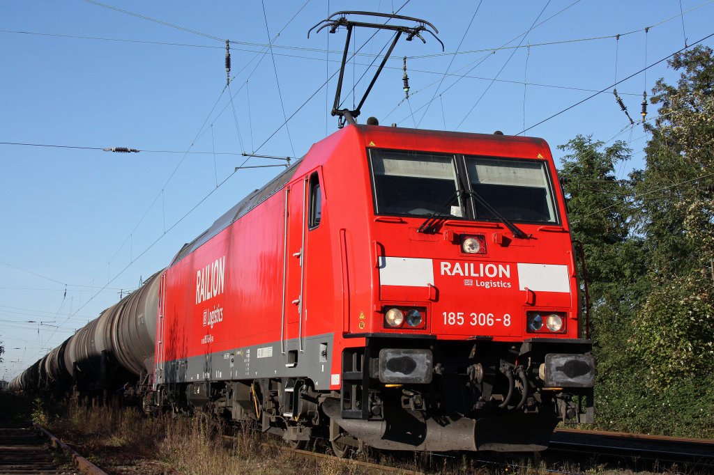 Die 185 306 am 15.10.11 bei einem Halt in Ratingen-Lintorf.