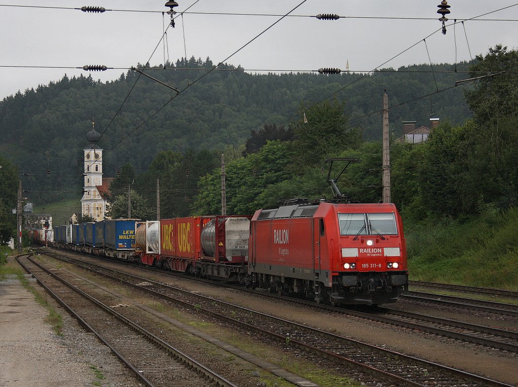 Die 185 311 am 13.08.2010 mit einem Containerzug bei der Durchfahrt in Wernstein. 