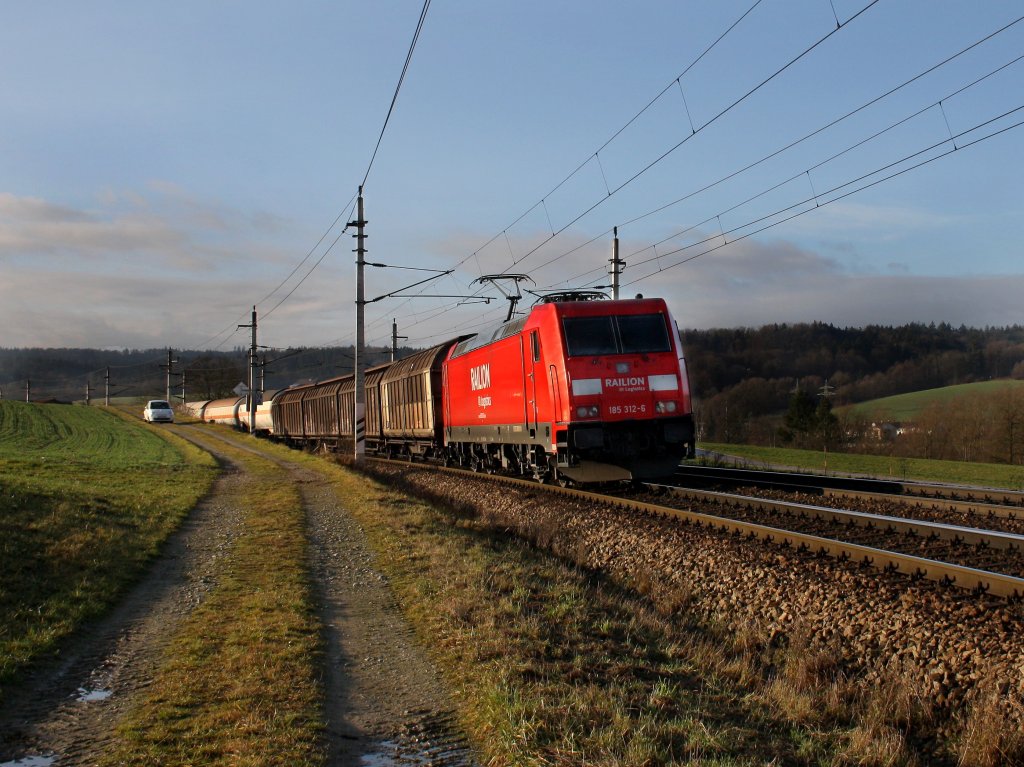 Die 185 312 am 03.01.2012 mit einem G�terzug unterwegs bei Ingling.