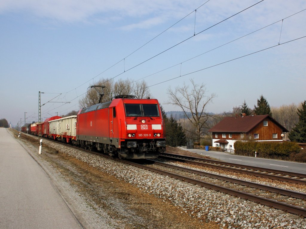 Die 185 320 am 24.02.2011 mit einem G�terzug unterwegs bei Vilshofen. 