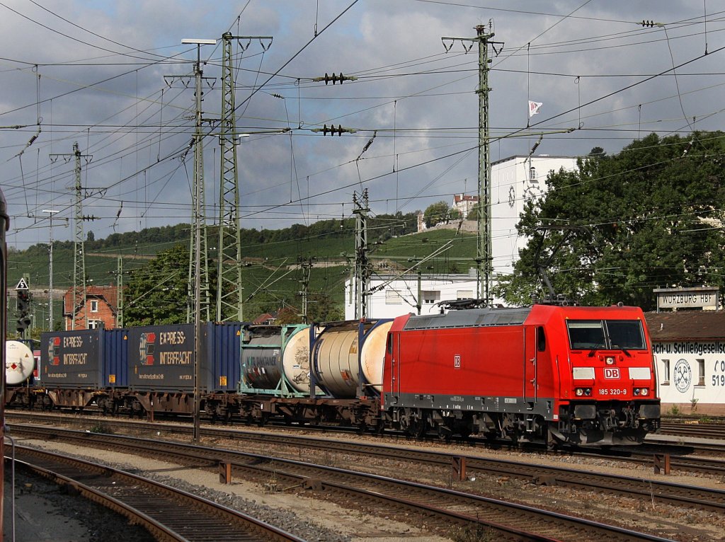 Die 185 320 am 29.08.2009 mit einem Containerzug bei der Einfahrt in den Wrzburger Hbf. 