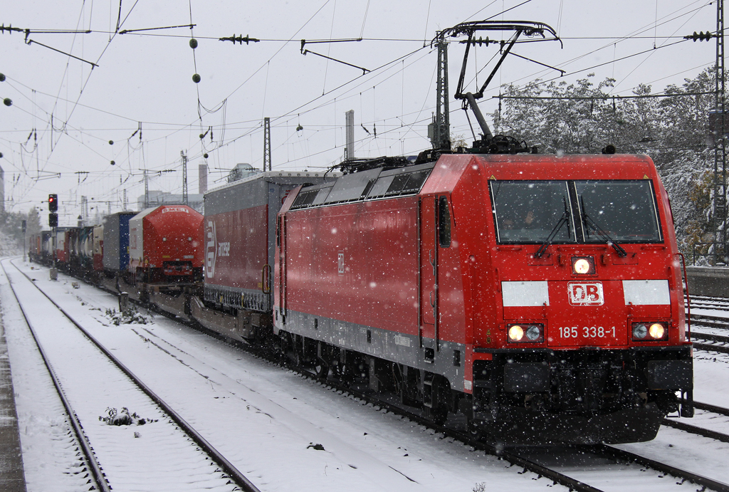Die 185 338-1 zieht einen KLV Zug durch Mnchen Heimeranplatz am 28.10.2012