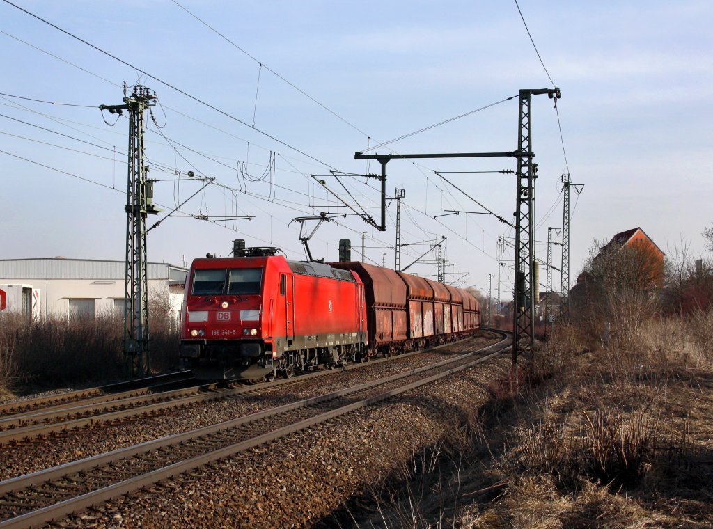 Die 185 341 mit einem Erzzug am 12.03.2011 bei der Durchfahrt in Obertraubling.