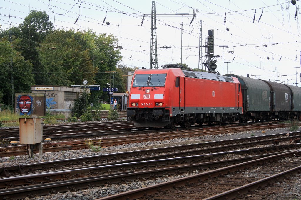 Die 185 343-1 f�hrt mit einem gemischten G�terzug von Aachen-West nach K�ln-Gremberg bei Sonne und Wolken.
11.9.2011
