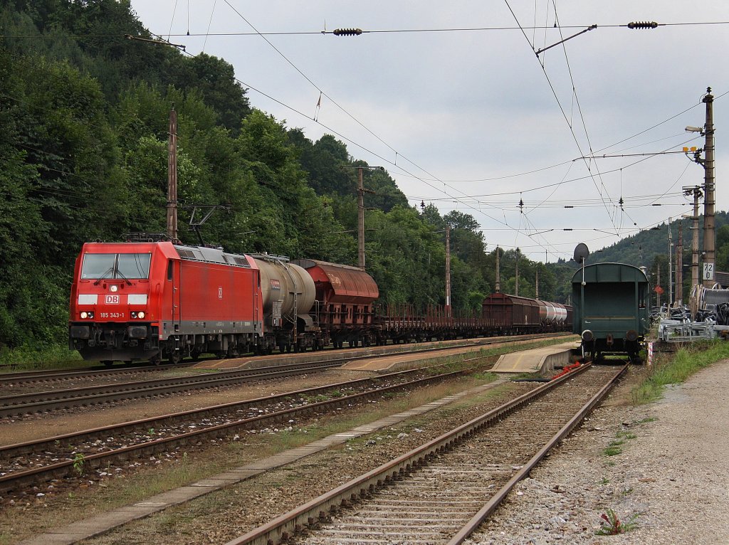 Die 185 343 am 13.08.2010 mit einem Gterzug bei der Durchfahrt in Wernstein. 