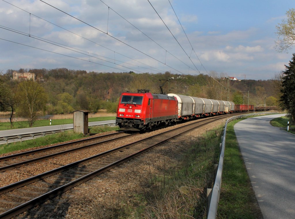 Die 185 344 mit einem Gterzug am 17.04.2012 unterwegs bei Pleinting.