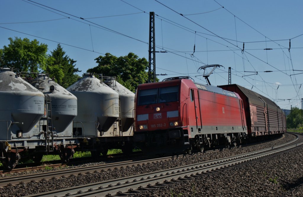 Die 185 352-2 mit einen Containerzug am 06.06.2013 Richtung Sden bei Fulda.