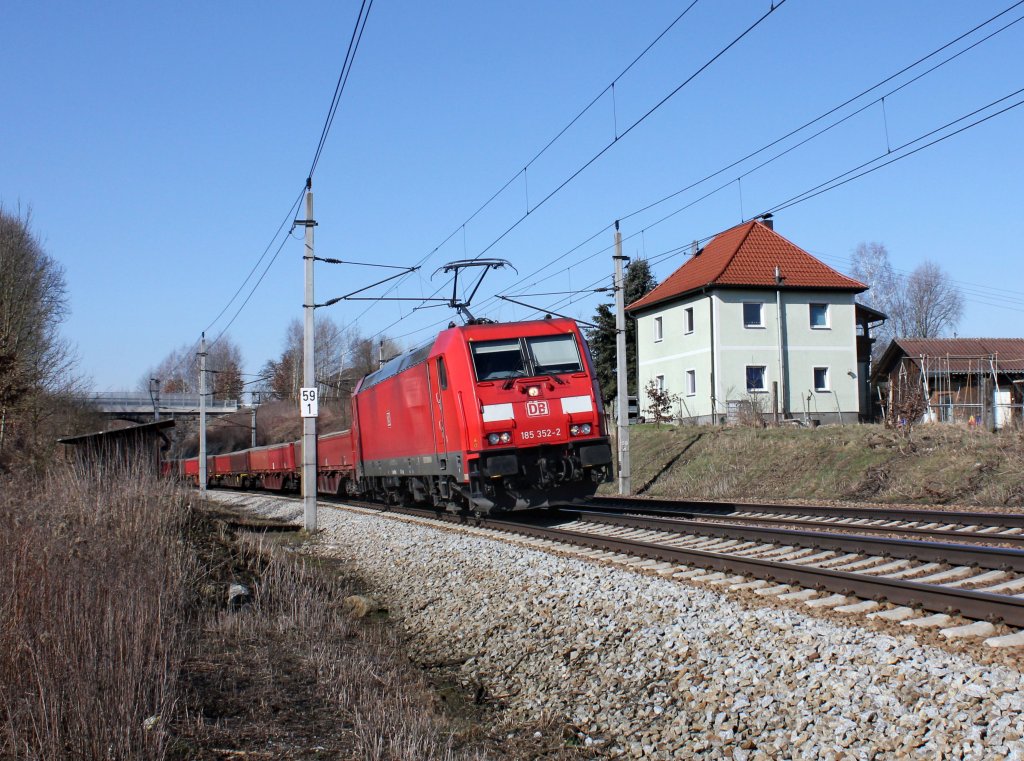 Die 185 352 mit einem Containerzug am 17.03.2013 unterwegs bei Taufkirchen a. d. Pram.