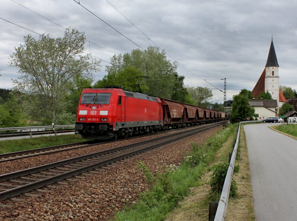 Die 185 353 mit einem Getreidezug am 06.05.2012 unterwegs bei Hausbach.