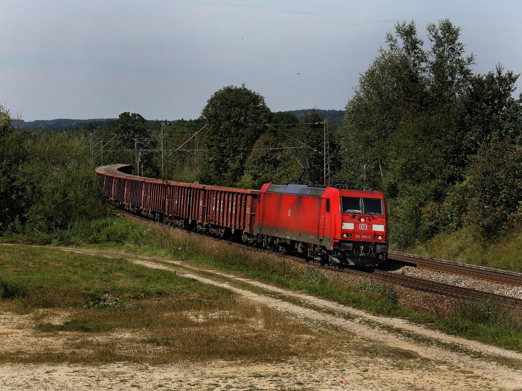 Die 185 355 am 12.09.2010 mit einem Eanos Zug unterwegs bei Ostermnchen. 