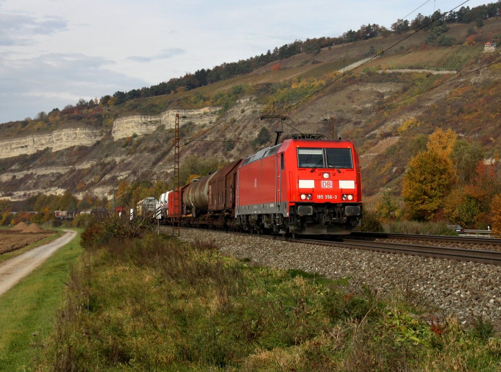 Die 185 356 mit einem Gterzug am 30.10.2010 unterwegs bei Thngersheim.