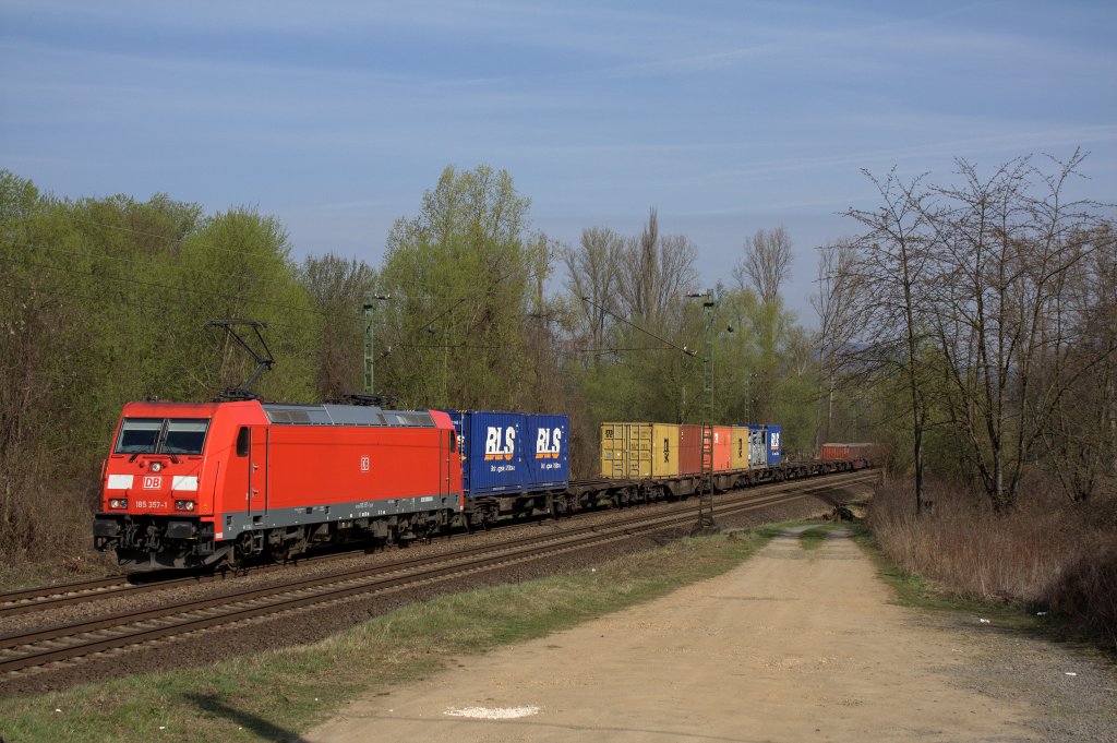 Die 185 357-1 am 03.04.2012 in Unkel.
