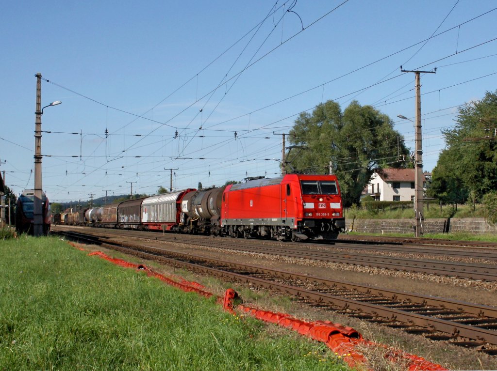 Die 185 358 am 10.09.2011 mit einem Gterzug bei der Durchfahrt in Schrding. 