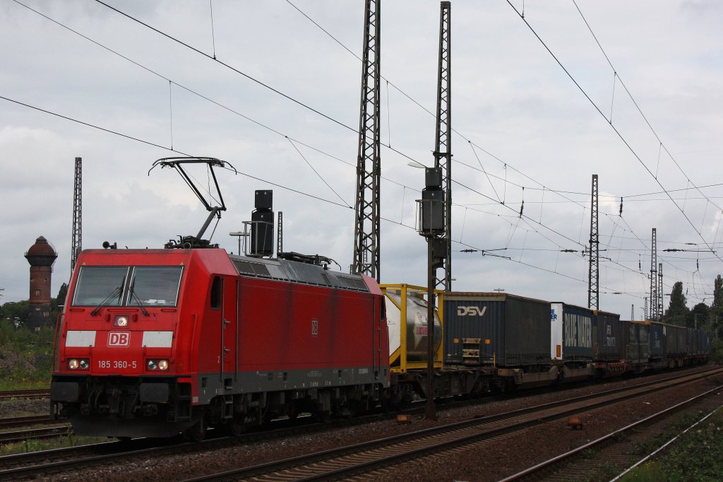 Die 185 360 am 27.8.11 bei der Durchfahrt durch Duisburg-Bissingheim.