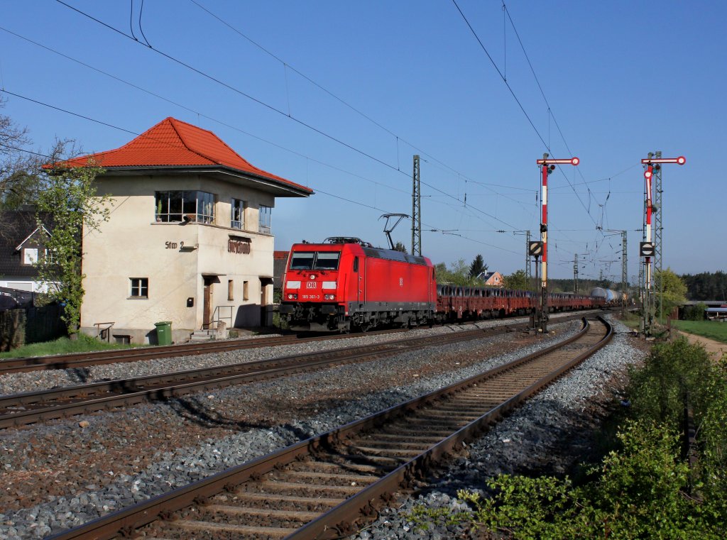 Die 185 361 mit einem G�terzug am 27.04.2012 bei der Durchfahrt in Hirscheid.